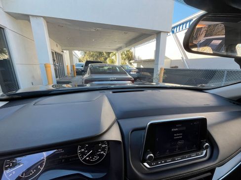 Used 2025 Nissan Rogue SV image 34