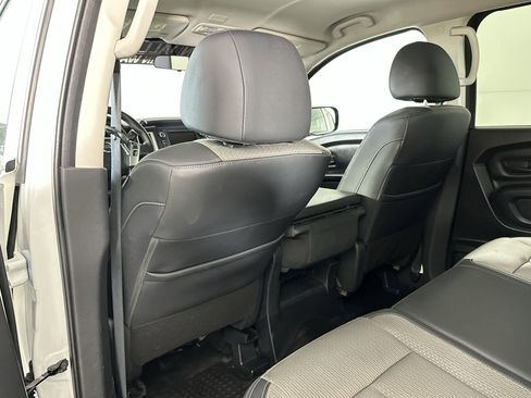Used 2019 Nissan Titan S image 28