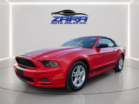 Used 2013 Ford Mustang Convertible RWD image 3