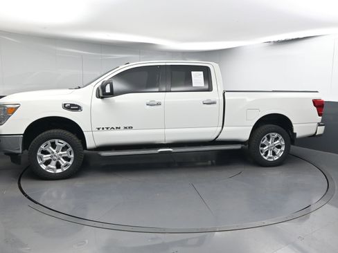 Used 2019 Nissan Titan SV w/ SV Convenience Package image 5