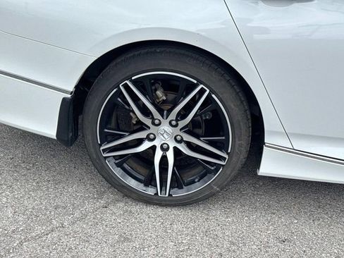 Used 2021 Honda Accord Touring image 11