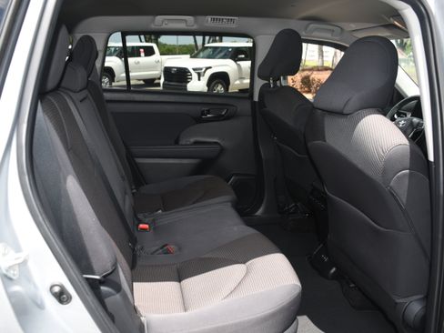 Used 2023 Toyota Highlander LE FWD image 17