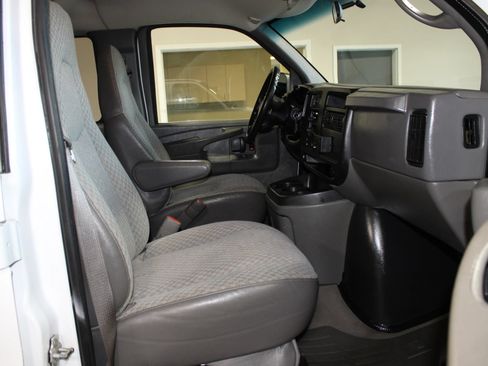 Used 2005 Chevrolet Express 3500 Extended Passenger w/ LS Preferred Equipment Group RWD image 20