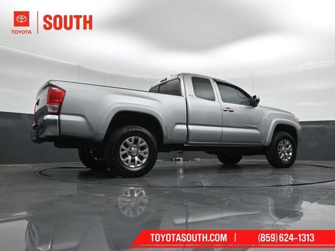 Used 2016 Toyota Tacoma SR5 AWD/4WD image 34