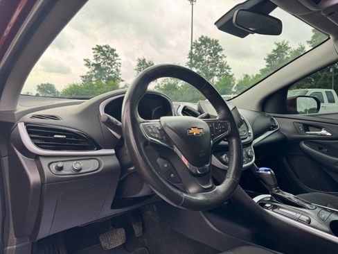 Used 2017 Chevrolet Volt LT FWD image 14