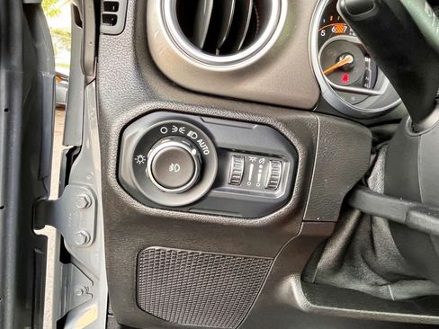Used 2018 Jeep Wrangler Unlimited Sahara AWD/4WD image 30