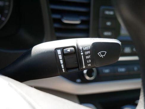 Used 2017 Hyundai Elantra SE FWD image 25