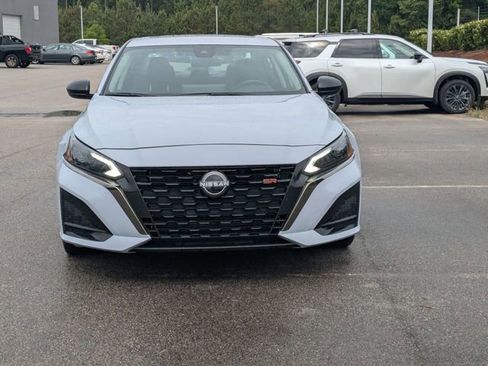 Used 2024 Nissan Altima 2.5 SR w/ SR Premium Package FWD image 8