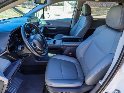 Used 2023 Toyota Sienna XLE image 34