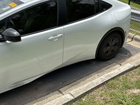 Used 2023 Toyota Prius LE FWD image 5