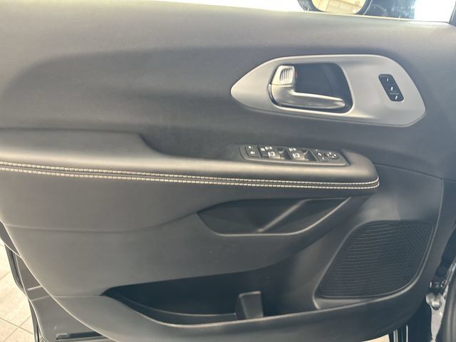 Used 2026 Chrysler Pacifica Limited FWD image 9