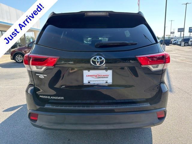 Used 2018 Toyota Highlander LE FWD image 4