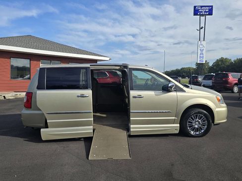 Used 2011 Chrysler Town & Country Limited image 3