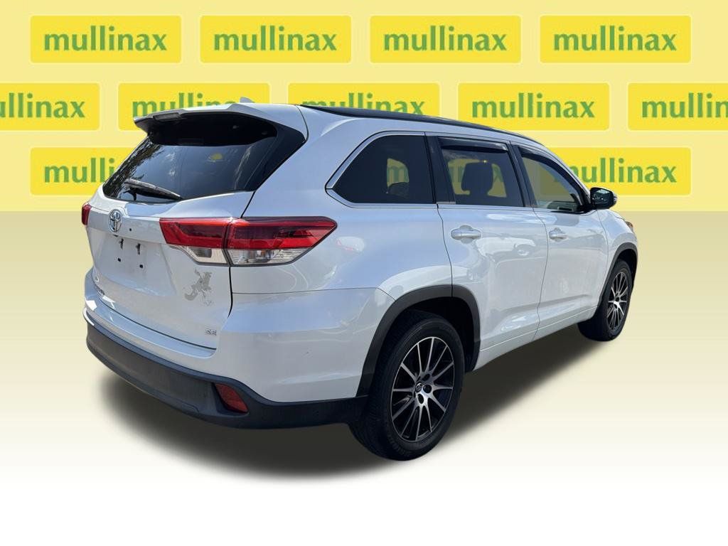 Used 2017 Toyota Highlander SE FWD image 11