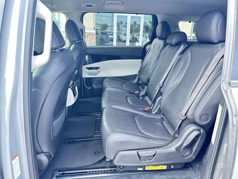Used 2024 Kia Carnival EX FWD image 15