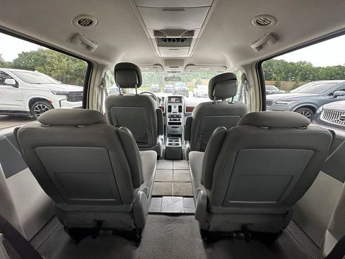 Used 2010 Chrysler Town & Country Touring FWD image 17