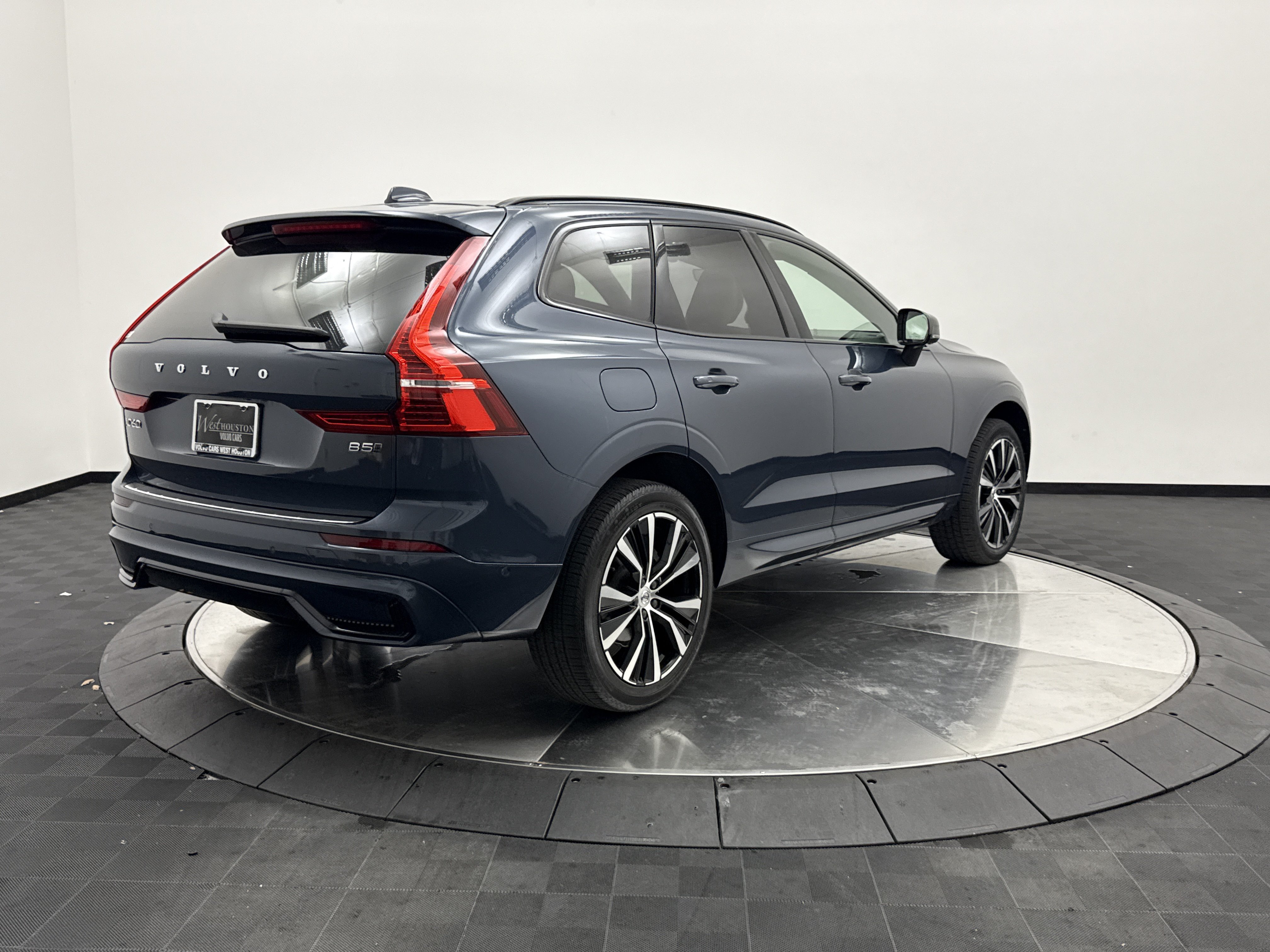 Certified 2024 Volvo XC60 B5 Ultimate w/ Protection Package Premier AWD/4WD image 7