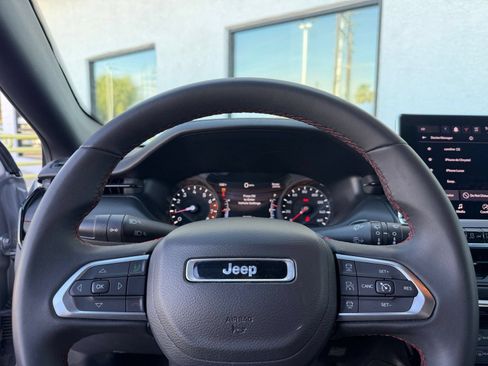 Used 2025 Jeep Compass Trailhawk AWD/4WD image 27