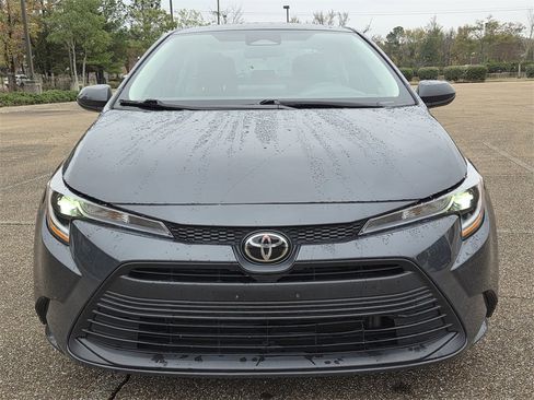Used 2023 Toyota Corolla LE image 3