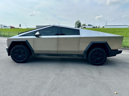 Used 2024 Tesla Cybertruck AWD Crew Cab image 7