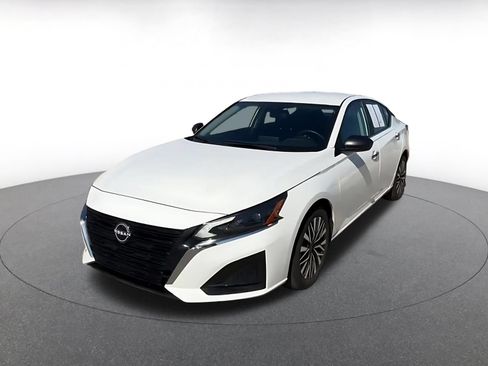 Used 2025 Nissan Altima 2.5 SV FWD image 5