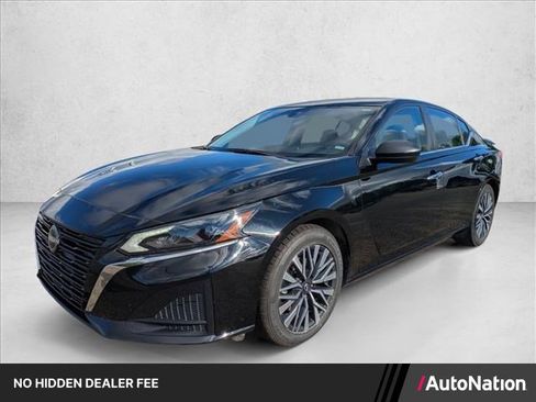 Used 2024 Nissan Altima 2.5 SV FWD image 1
