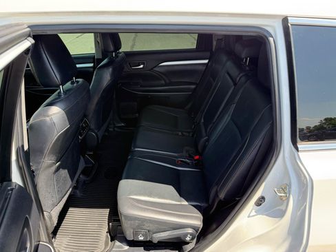 Used 2019 Toyota Highlander XLE AWD/4WD image 17