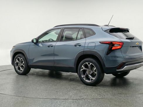 Used 2025 Chevrolet Trax LT w/ LT Convenience Package image 6