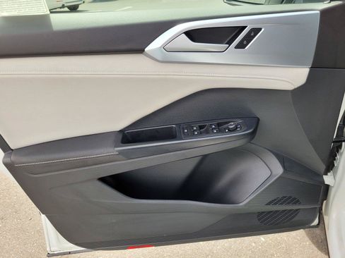Certified 2025 Volkswagen Taos SE FWD image 21