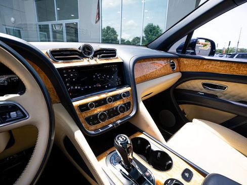 Used 2022 Bentley Bentayga AWD/4WD image 41