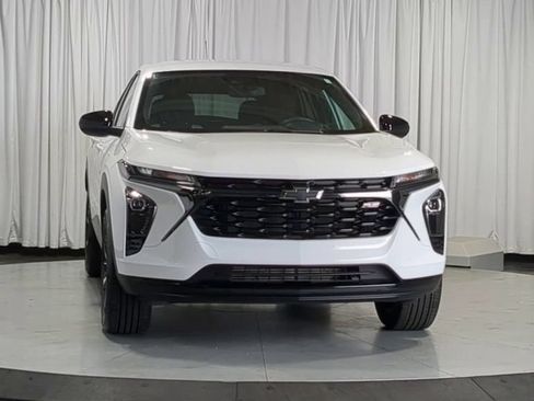 Used 2024 Chevrolet Trax RS w/ Driver Confidence Package FWD image 3