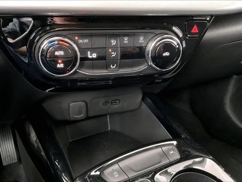 Certified 2025 Chevrolet Trax LT image 33