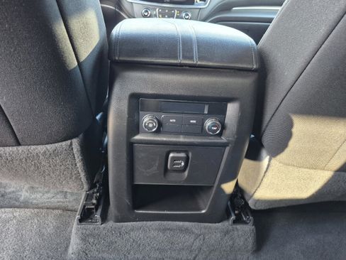 Used 2023 Chevrolet Traverse LT FWD image 15