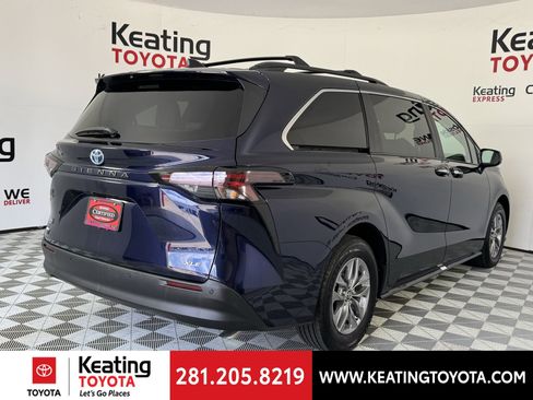 Certified 2025 Toyota Sienna XLE image 6