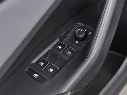 Used 2025 Volkswagen Jetta SE FWD image 8