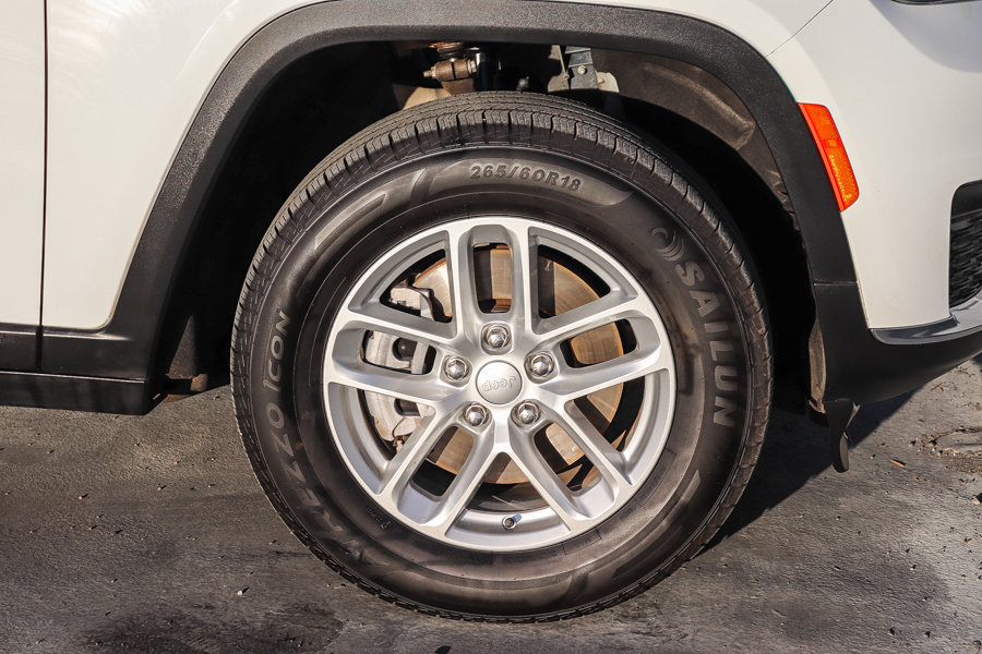 Used 2023 Jeep Grand Cherokee L Laredo RWD image 11