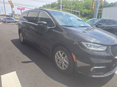 Used 2023 Chrysler Pacifica Touring-L FWD image 3