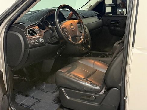 Used 2007 Chevrolet Suburban 2500 w/ Skid Plate Package AWD/4WD image 8