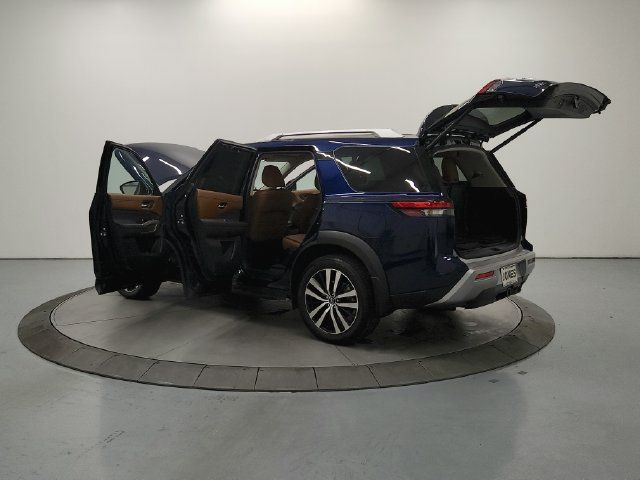 Used 2025 Nissan Pathfinder Platinum w/ Cargo Package AWD/4WD image 12