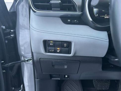 Used 2023 Toyota Highlander Limited image 22