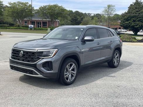 Used 2025 Volkswagen Atlas Cross Sport SE w/ Panoramic Sunroof Package image 3