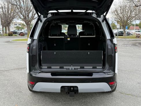 Used 2023 Land Rover Discovery Metropolitan Edition image 16