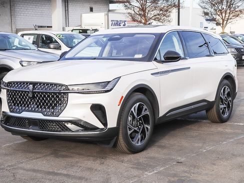 Used 2025 Lincoln Nautilus Premier w/ Equipment Group 102A image 3