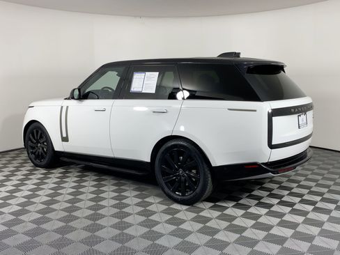 Used 2023 Land Rover Range Rover SE image 3