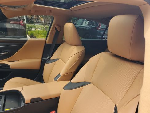 Used 2025 Lexus ES 300h w/ Premium Package FWD image 17