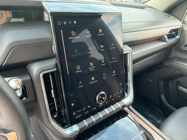 Used 2025 GMC Yukon Denali AWD/4WD image 23