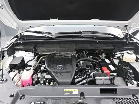 Used 2024 Toyota Highlander LE image 15