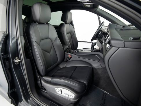 Certified 2025 Porsche Macan image 32