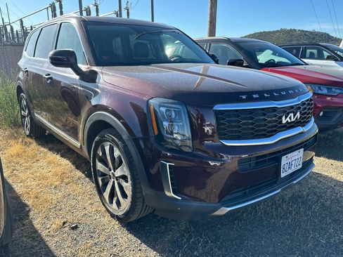 Used 2022 Kia Telluride EX w/ EX Premium Package FWD image 2