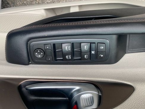 Used 2017 Chrysler Pacifica Touring-L FWD image 16